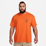Remera Nike ACG de alta densidad en color naranja, de corte amplio y relajado, con cuello redondo de canalé y gráfico estampado en el pecho.