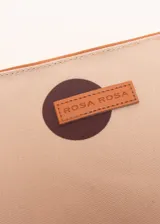 Sobre de algodón a rayas verticales de colores naranja, rosa, marrón, rojo y blanco. Tiene cierre superior con cremallera y tira de cuero marrón para la muñeca.