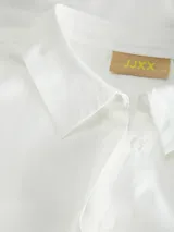 Camisa de popelín blanca de manga larga con cuello clásico y cierre frontal de botones ocultos, de ajuste relajado y puños anchos.
