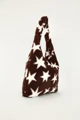 Bolso tipo tote de felpa marrón con estampado de estrellas blancas, con asas cómodas y diseño espacioso.