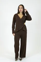 Pantalón palazzo de tiro alto y pierna ancha, confeccionado en tela color chocolate con caída fluida.