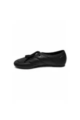 Balerina de cuero bordó con costuras pespunteadas, diseño de inspiración balletcore y cordones finos para atar en el empeine.