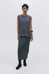 Chaleco de punto fino con lana, de corte holgado, cuello redondo y terminaciones acanaladas en cuello, sisas y bajo.