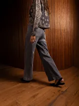 Buzo de punto de manga larga con cuello redondo, confeccionado en un tejido suave de textura peluda. Presenta un diseño estampado con motivos florales y ornamentales en color negro sobre una base de color rojo intenso.