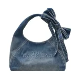 Cartera de hombro tipo slouchy de Marc Jacobs modelo The Sack Bag, confeccionada en denim azul con el nombre de la marca y del modelo estampado en color blanco en el lateral. Posee diseño holgado y correa integrada con detalles de tiras colgantes.