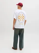 Remera blanca de manga corta, corte holgado y cuello redondo, con pequeño estampado en el pecho.