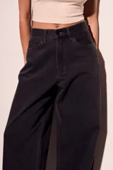 Pantalón de jean negro de corte recto, tiro medio y cinco bolsillos.