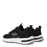Championes urbanos Umbro modelo Jogger, color negro con detalles en blanco y gris. Presentan un diseño inspirado en el running retro, con una combinación de materiales textiles y sintéticos en el exterior, cierre mediante cordones y una suela de goma con entresuela amortiguada.