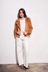 Campera marrón de gamuza sintética, estilo biker con cierre cruzado y cuello con solapas.