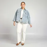 Campera de jean celeste de corte recto, con cuello clásico, cierre frontal con botones metálicos, bolsillos con solapa abotonada en el pecho y bolsillos laterales.