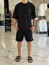 Remera oversize de tejido texturizado en color verde militar, con cuello redondo y mangas cortas. Presenta un pequeño bordado blanco en el pecho.