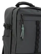Mochila urbana de poliéster reciclado resistente al agua, con compartimento principal, bolsillo para laptop de 15 pulgadas y compartimentos frontales con cierre. Incluye correas ajustables, pasador para maleta y llavero mosquetón decorativo.
