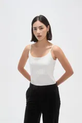 Musculosa de poliamida con breteles finos, cuello redondo y ajuste al cuerpo.
