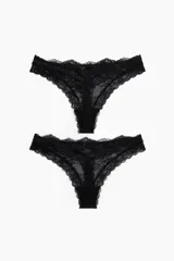 Pack de dos bombachas tipo colaless confeccionadas íntegramente en encaje negro con detalle de pequeño lazo central en la cintura.