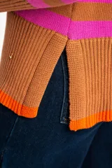 Sweater de punto con diseño de rayas horizontales en azul y rojo, cuello redondo y puños con terminación en color marrón.