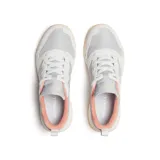 Championes Merrell modelo Alpine 83, con diseño retro en tonos gris claro y detalles en salmón. Confeccionados en una combinación de gamuza y textil, cuentan con entresuela de espuma EVA para mayor amortiguación y suela de goma.