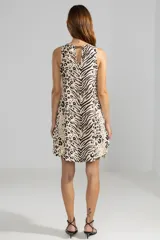 Vestido corto de lino con estampado combinando motivos de leopardo y cebra, sin mangas, con escote redondo y silueta fluida.