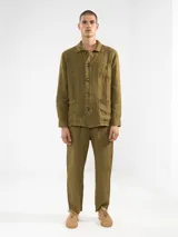 Pantalón de corte recto y calce relajado, confeccionado en lino premium de alto gramaje. Presenta cintura elástica con cordón de ajuste, bolsillos laterales y bolsillo trasero.