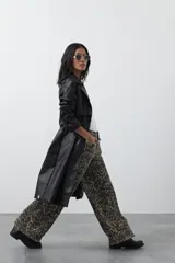 Pantalón de tiro alto con silueta wide leg y estampado animal print. Confeccionado en denim estructurado con un toque de elastano para mayor comodidad.