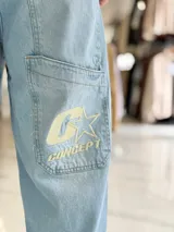 Pantalón de jean baggy color celeste claro, de corte ancho y estilo urbano.