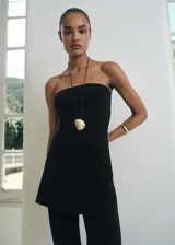 Top strapless de punto fino, con diseño recto y corte largo a la cadera.