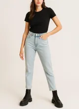 Pantalón de jean celeste, de corte recto, tiro alto y largo a la altura del tobillo.