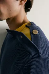 Sweater de punto regular fit en color azul marino, confeccionado en algodón. Presenta cuello redondo con botonadura decorativa en el hombro, manga larga y acabados en rib.
