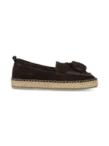 Alpargata de gamuza color marrón oscuro, con diseño estilo mocasín, detalle de borlas en el empeine y suela de yute trenzado.