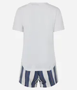 Conjunto de pijama de viscosa, compuesto por una remera de manga corta con cuello redondo y estampado con la frase "visualize the life you want to have", y un short a rayas con cintura elástica.