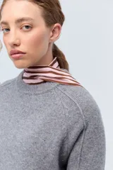 Sweater crudo de lana con cuello redondo y mangas raglán.