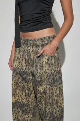 Jeans de corte wide leg con estampado animal print tipo leopardo y acabado desgastado.