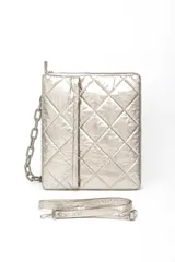 Cartera acolchada negra de material sintético con efecto brillante y costuras en rombos. Cuenta con solapa frontal y una correa corta de cadena gruesa de eslabones plásticos negros.