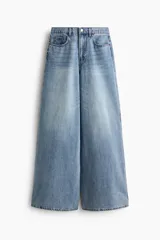 Jean de tiro alto y cinco bolsillos confeccionado en denim de algodón rígido, con diseño de pierna extra amplia y corte holgado desde el muslo hasta el bajo.