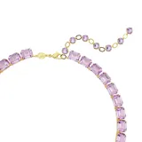 Collar tennis con cristales morados en talla octogonal y engarce bañado en tono oro.