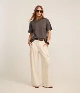 Remera básica de corte oversized, confeccionada en algodón peruano de alta calidad. Presenta cuello redondo, mangas cortas y diseño liso sin estampas.