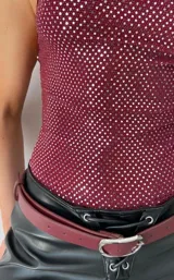 Top color borgoña con lunares plateados, breteles finos regulables y escote drapeado.