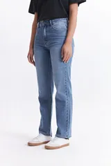 Jean de tiro medio con fit recto, confeccionado en 100% algodón.