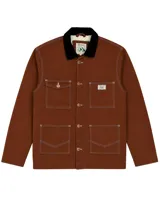 Campera estilo workwear de Denali, confeccionada en canvas resistente color marrón. Presenta interior forrado en corderito sherpa, cuello de pana negro, cierre frontal con botones metálicos color cobre y cuatro bolsillos frontales con costuras reforzadas en contraste.