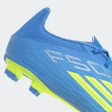Championes de fútbol Adidas F50 Club FG/MG, color azul con las tres tiras características en amarillo y suela con tapones multitaco.