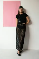 Top negro con estampado gráfico en el frente, corte irregular y mangas cortas.