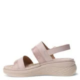 Sandalias de plataforma baja con tiras anchas en color beige y detalles texturizados brillantes. Posee cierre con tira ajustable en el talón y plantilla acolchada.