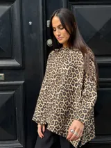 Buzo de lanilla con estampado animal print de leopardo.