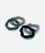 Kit de cuatro elásticos para el pelo tipo mini scrunchie en diferentes tonalidades de verde y gris. Confeccionados en tejido de poliéster con elástico interno para un ajuste suave.