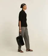 Pantalón recto de vestir color gris, de corte sastrero con cintura alta, trabillas y detalle de ganchillo en la cintura.