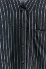 Camisa de corte recto y largo cropped, confeccionada en mezcla de viscosa con estampado de rayas verticales. Presenta cuello solapa, cierre frontal con botones, manga larga con puños y un bolsillo de parche en el pecho.