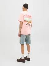 Remera rosa de algodón con cuello redondo y manga corta. Estampado en la espalda con el texto "PROVINCIA DE ALMERÍA", "La Isleta DEL MORO", una imagen de un paisaje y el logo de Jack & Jones.