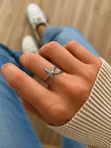 Anillo de acero ajustable con diseño de estrella de mar texturizada.