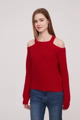 Sweater rojo de tejido de punto con cuello redondo y manga larga con hombros descubiertos.
