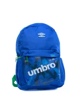 Mochila Umbro color azul vibrante con bolsillo frontal estampado con gráficos abstractos en tonos azules y verdes. Presenta tirantes verdes y el logo Umbro bordado en la parte superior.