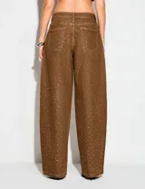 Jean wide leg color marrón, con tiro medio y aplicación de strass en toda la prenda, de corte relajado con bolsillos delanteros y traseros.